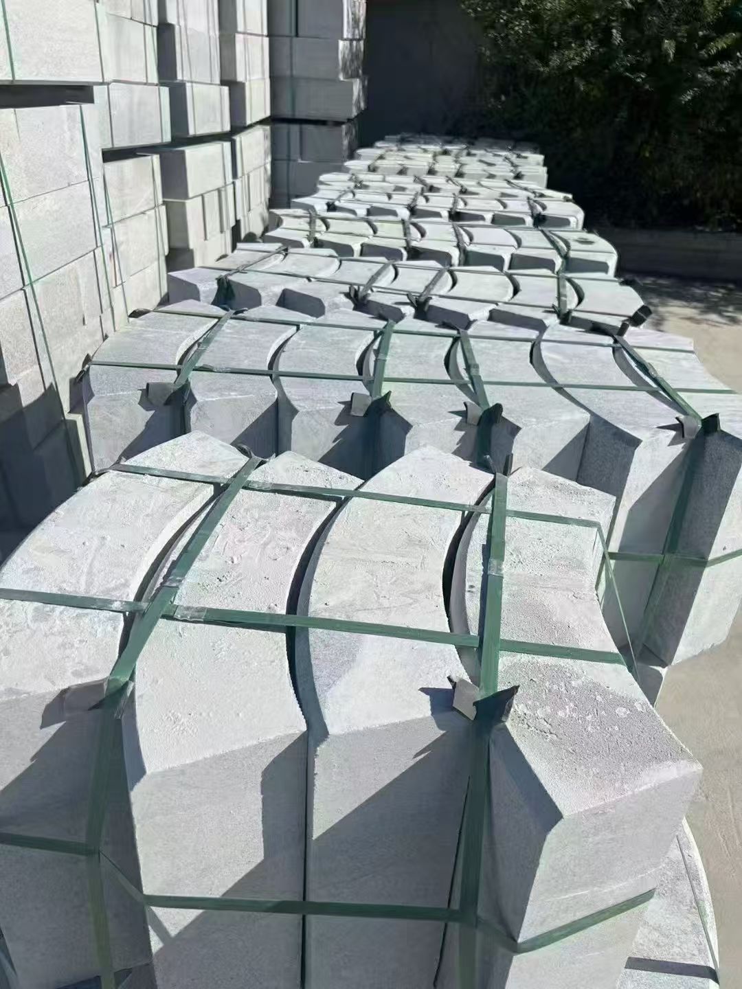 金华 芝麻灰弧形路沿石