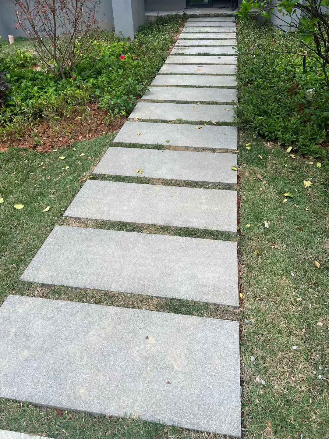 金华 芝麻黑小区踏步、汀步石铺装效果