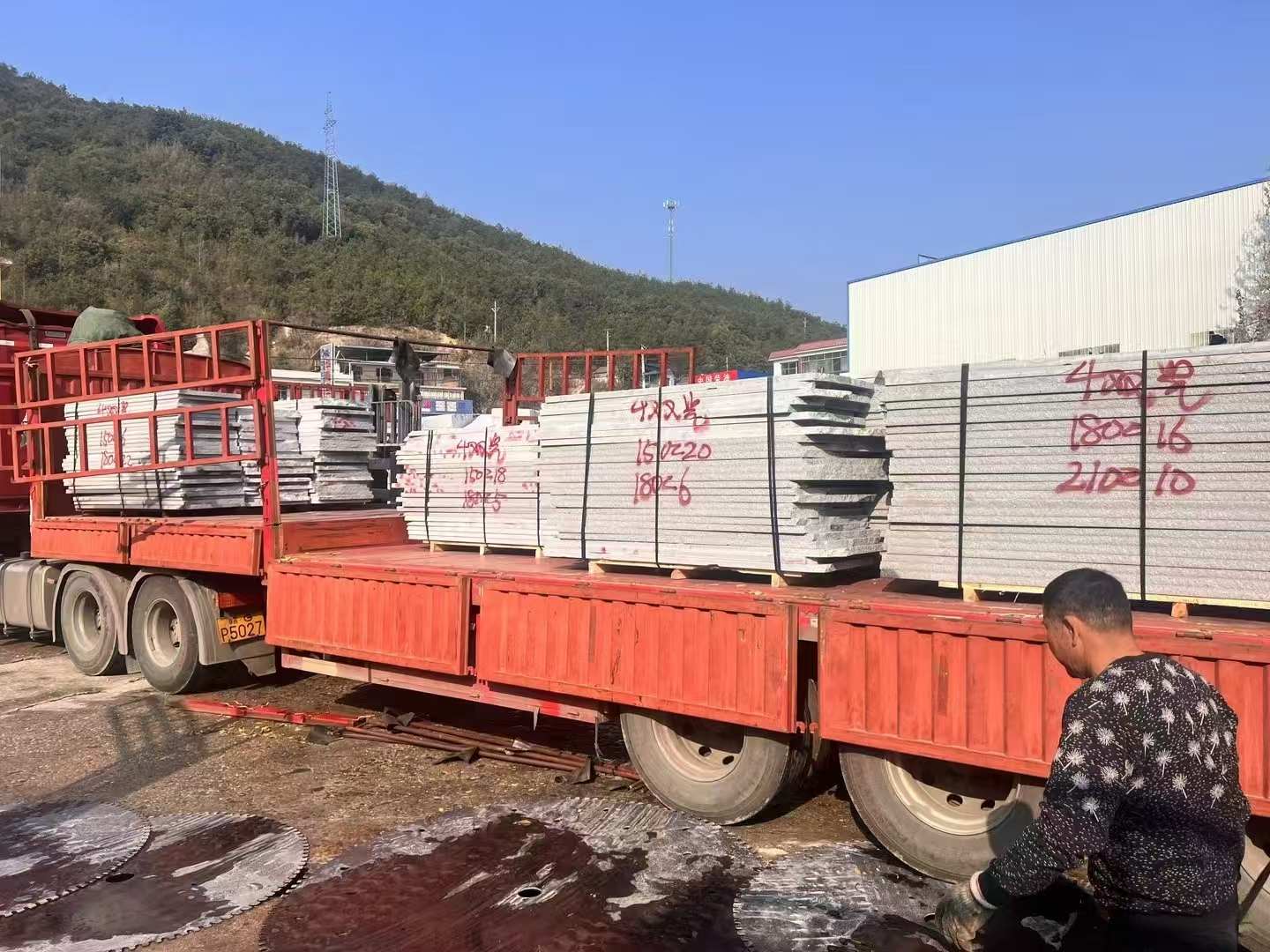 金华 芝麻灰花岗岩光面毛板出货日常